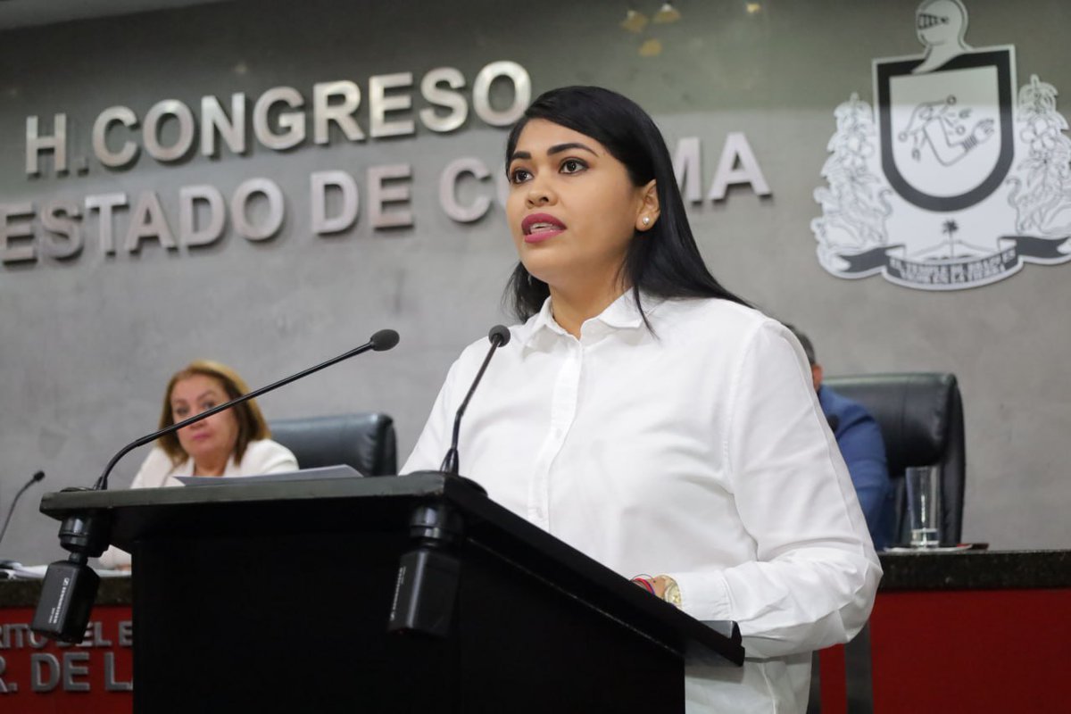 #SesiónOrdinaria | La diputada <a href="/BetzyPinzon/">Betzy Pinzón</a>, en el marco del día de la maestra y el maestro, manifiesta que más allá de aplausos y felicitaciones, se debería cumplir a este sector lo que se les prometió: justicia salarial, lo que ya se aprobó pero no se les ha hecho efectivo.