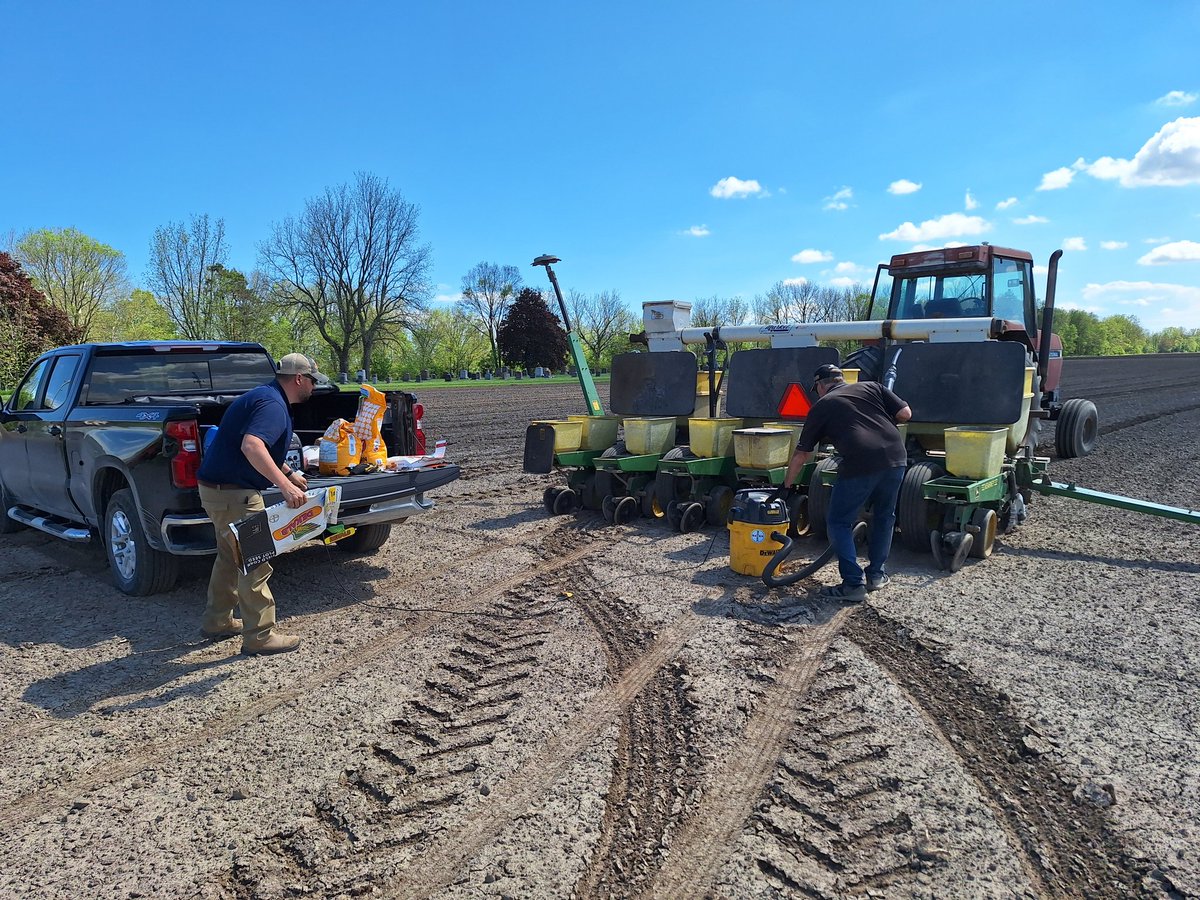 SCSAgronomy's tweet image. #agrisagronomy Scott Vandenhogen AGRIS Coop and Tyler Sabelli DeKalb planting a hybrid corn test plot at Dave Sherman's
All part of acquiring leading industry knowledge on hybrid performances