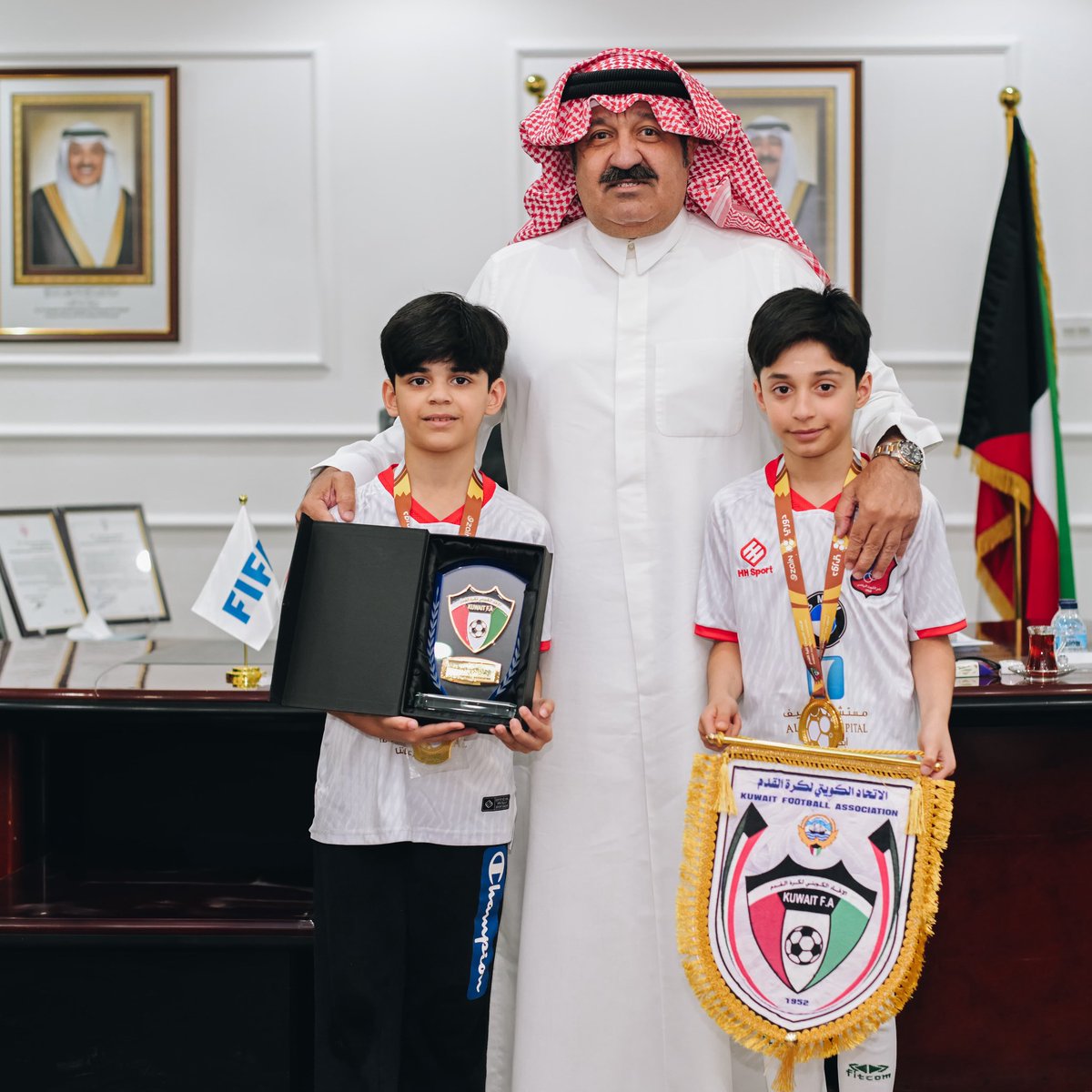 استقبل رئيس مجلس إدارة الاتحاد الكويتي لكرة القدم الشيخ أحمد اليوسف الصباح، اليوم الأربعاء أحمد المتروك والد مشجع نادي الكويت عبدالمحسن الذي تعرّض لإصابة خلال مباراة الكويت والعربي التي أقيمت الأحد الماضي في ختام دوري زين الممتاز.

وحرص الشيخ أحمد اليوسف على تكريم عبدالمحسن