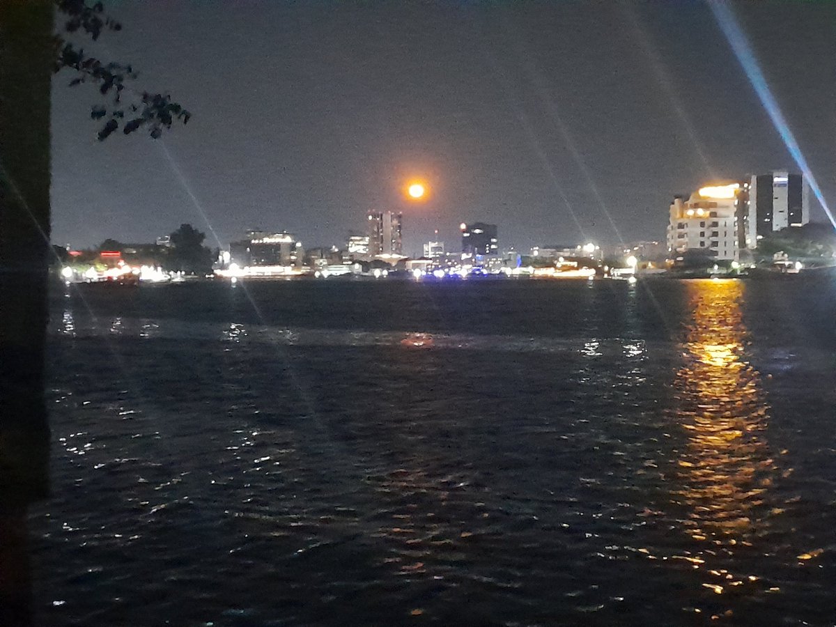 Wheatmeal's tweet image. The moon has been remarkably close lately....has anyone noticed this ?