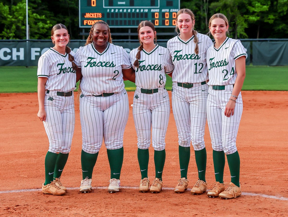 🐺🥎 These Ladies are a Homerun! Congrats Seniors!!! More Dutch Fork Varsity Softball SENIOR NIGHT photos are now on GoFlashWin.com. Click on the FREE PHOTOS icon on the HOMEPAGE. Repost and Follow.