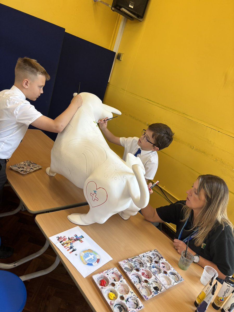 Thank you <a href="/CreateMiss/">misscreate</a> for helping us with our <a href="/brumhospice/">Brum Hospice</a> #bullsinthecity it was lovely to see you again in school today. We are excited to see the finished design. #lovetheabbey <a href="/BCPP__/">🧡Catholic Primary Partnership🧡</a> <a href="/BhamDES/">Birmingham Diocesan Education Service</a> #art #catholiclife