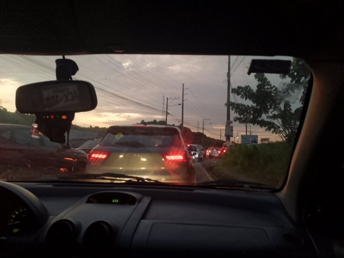 Marisuli26's tweet photo. @ecuavisa @EnContactoEc @tctelevision, su ayuda, todas las mañanas a partir de las 5:30 es un caos salir de #Villabonita, la @ATM_Transito no asiste en el lugar solo afuera, se invade carril, alto riesgo de accidentes https://t.co/1W0FDTsqCU
