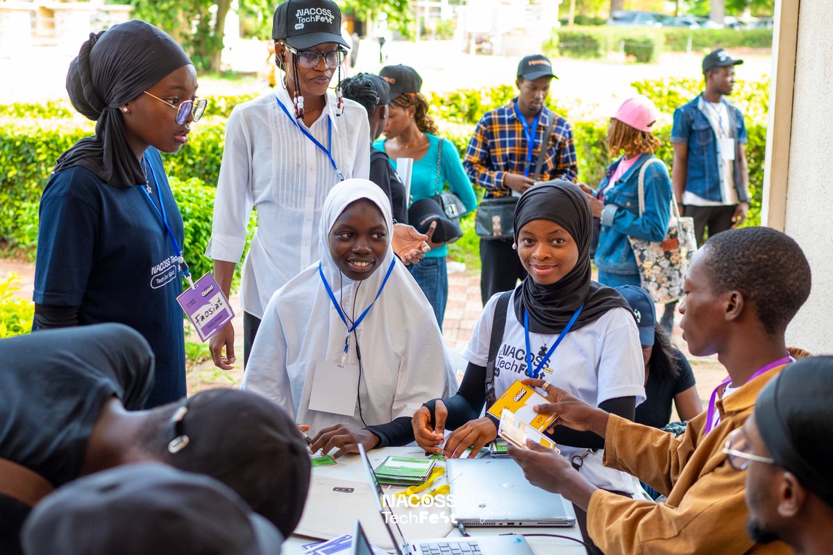 OlunloyoSheu's tweet image. Yesteday was NACOSS TECHFEST, and it was a huge sucess and I&apos;m glad to be part of the volunteers in which i head the registration team. 

The last frame tho, make nobody ask me for any number oo. 

#NACOSSTECHFEST