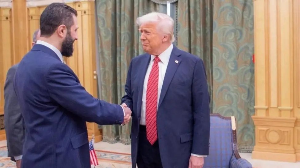geordie_proud's tweet image. The Syrian Handshake
Trump shakes hands with Syria’s new president — just hours after lifting sanctions.
He calls him “a fighter” and says Syria could soon join the Abraham Accords.
This is regime change in reverse.
#Decoder11 | #PGTruth | #MiddleEastReset