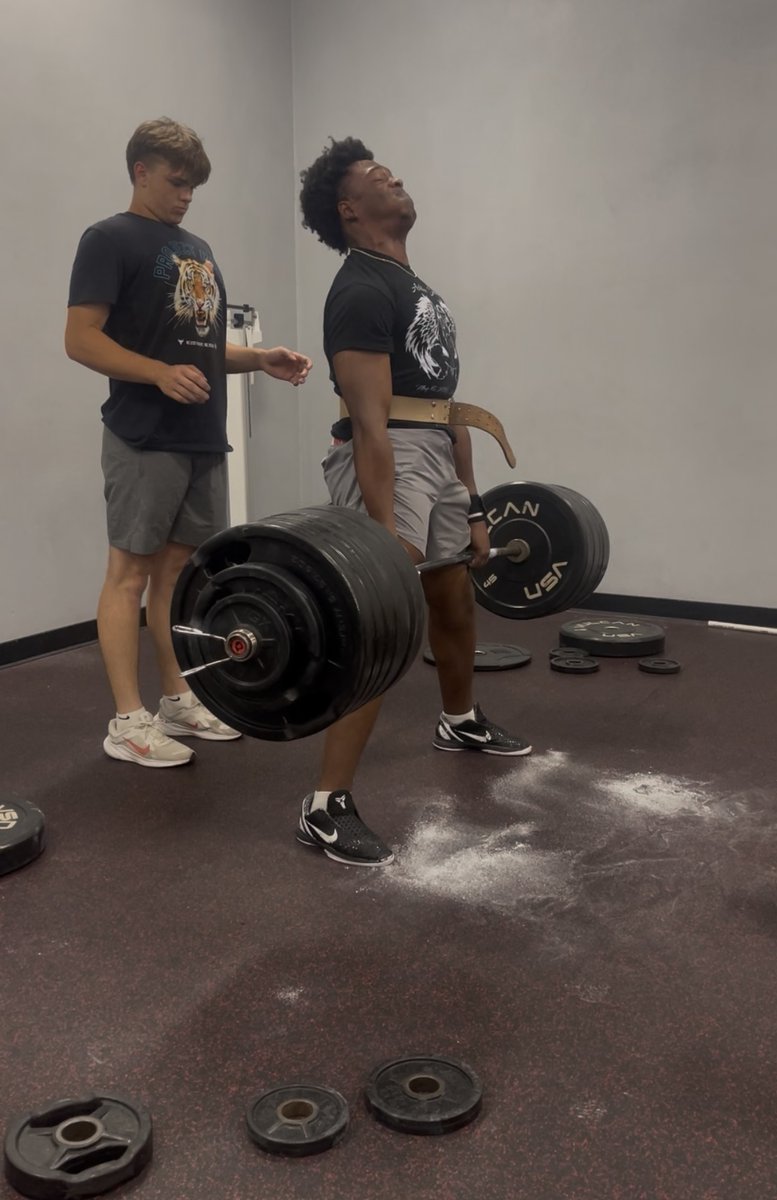 IronTribeDQ's tweet photo. Johnathan Brown just smashed the school deadlift record with a 555 lb lift—and he’s only a junior!  The future is strong!  We are proud; let’s hear it for him!  #SchoolRecord #DeadliftKing 💪 https://t.co/X0hCuZeMwx