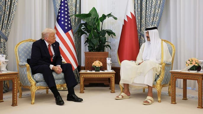 Чудовищный случай произошёл сегодня в Дохе. На встречу с Президентом Трампом явился мужчина не только без костюма, но даже и без носков! В одних босоножках. С тяжёлым сердцем Трамп принял от него в подарок авиалайнер, ведь мужчина оказался эмиром Катара. Думаю, если бы он даже