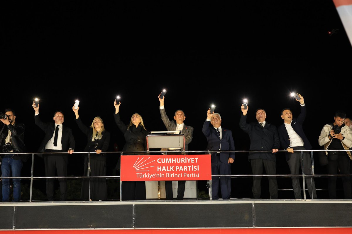 dk_imamoglu's tweet photo. Hukuksuzca tutsak edilenlere, demokrasi mücadelesi verenlere, dayanışmanın gücüyle Silivri’dekilerin gönlünü ısıtanlara, haktan ve adaletten yana olanlara selam olsun. Kimsenin şüphesi olmasın, güzel günler çok yakında!
@eczozgurozel @CBAdayOfisi https://t.co/mMUdI4XAKA