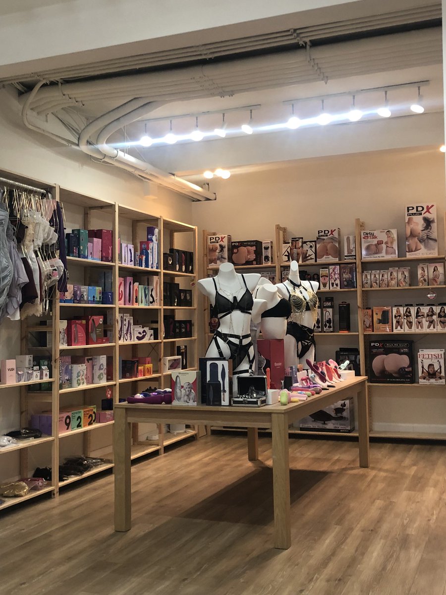 Blushing_Memory's tweet image. 在温哥华情趣用品+电子烟店上班是什么体验 点赞过10讲给你听 不难吧 哈哈
温哥华的宝应该不陌生我们店啦
就在3号路 Canadian tire正对面
新修的capstan stastion步行150米
每天都开到凌晨一点（周末到一点半）
新上好多情趣内衣 还有relx烟弹噢