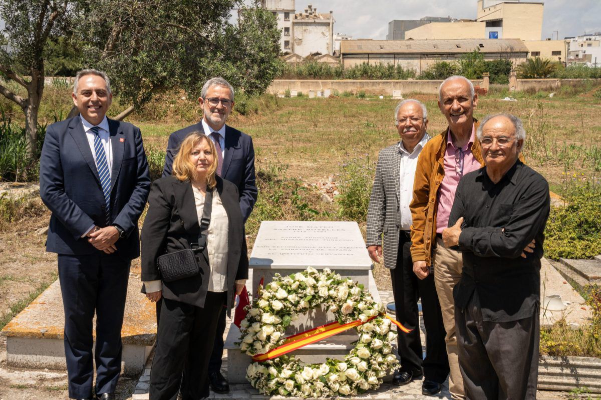Recuperando y manteniendo la memoria histórica en Túnez

El embajador Javier Puig y el director del ICervantes Germinal Gil rehabilitan la lápida de José Mateo Sastre (1912-1987) pionero de la enseñanza del español en Túnez y figura destacada del exilio republicano en este pais.