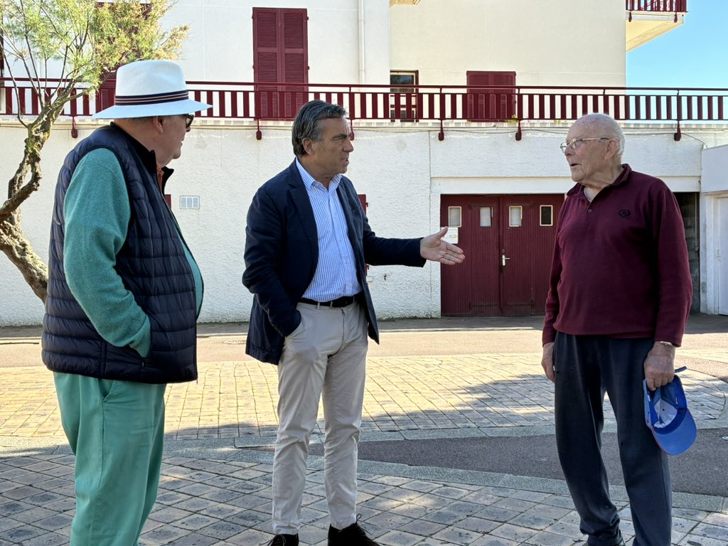 Avec les élus, j’ai échangé hier avec vous dans les quartiers du Centre-Ville, de la Chapelle et du Moulleau.
Vos idées, attentes et propositions sur la propreté, la mobilité, l’environnement ou la sécurité nourrissent notre action.
#Arcachon #RencontresCitoyennes #Proximité