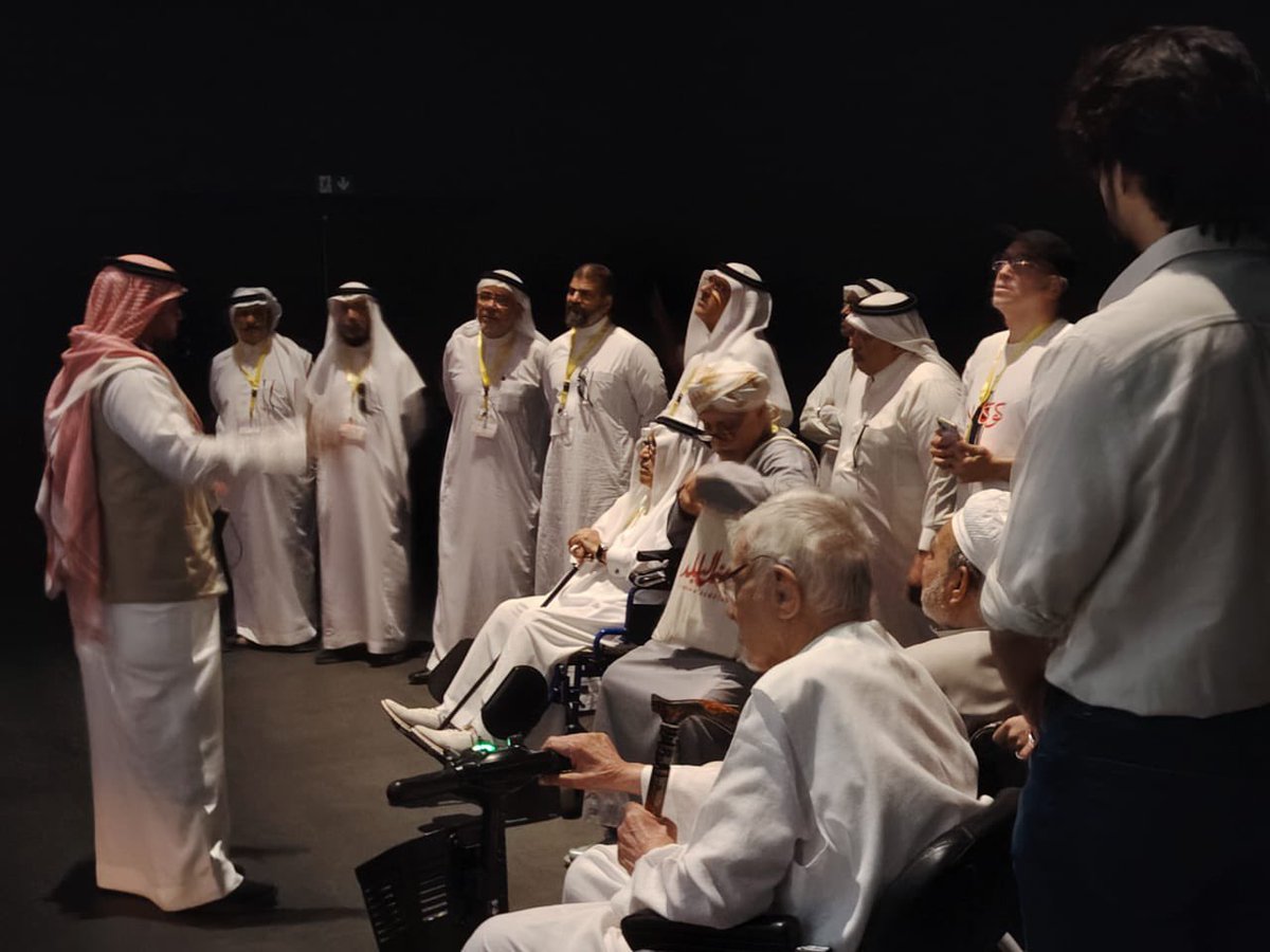 Saudi__Platform's tweet photo. بتغطية ا��منصة السعودية الإعلامية:
نادي " ستين تسعين حياتي الجديدة " يزور معرض بينالي الفنون الإسلامية بجدة 

جدة -
ضمن نشاطه الأسبوعي رقم (35)، نظم مساء يوم الأربعاء ١٤ مايو ٢٠٢٥م ، نادي “ستين تسعين حياتي الجديدة” زيارة ثقافية مميزة إلى معرض بينالي الفنون الإسلاميّة ٢٠٢٥م ، المقام حاليًا بمدينة جدة، وسط حضور لافت من أعضاء النادي من المواطنين والمقيمين الذين تجاوزت أعمارهم 55 عامًا. وتأتي هذه الفعالية في إطار حرص النادي على تمكين كبار السن وتعزيز تفاعلهم الثقافي والاجتماعي.

ويُعد نادي “ستين تسعين حياتي الجديدة” جهة معتمدة عبر منصة “هاوي” التابعة لوزارة الثقافة، ويدعم برنامج جودة الحياة من خلال تقديم أنشطة نوعية تسهم في رفع جودة الحياة النفسية والاجتماعية لأعضائه.

سادت أجواء من البهجة والاهتمام الثقافي أرجاء الزيارة، حيث أبدى الأعضاء تفاعلاً كبيرًا مع الأعمال الفنية والتحف الإسلامية التي تعكس عمق الحضارة الإسلامية. كما مثّلت الزيارة منصة للتواصل وتبادل الخبرات، في بيئة ثقافية محفزة تسهم في كسر العزلة وتعزيز الشعور بالانتماء.

وبهذه المناسبة، توجه الأستاذ باسم أبو الفرج بالشكر والتقدير للأستاذة آية حبيب البكري، الرئيس التنفيذي لمؤسسة بينالي الدرعية، على دعمها الكريم وتسهيلها لهذه الزيارة، كما عبّر عن امتنانه للأستاذ فيصل بن عيد البسّي، مسؤول المراسم في بينالي الفنون الإسلامية، على حفاوة الاستقبال والتعاون المثمر.

واختتم “أبو الفرج” بشكره لـ”المنصة السعودية” على تغطيتها الإعلامية المتواصلة، ودورها في إبراز أنشطة النادي ومسيرته الحافلة بالعطاء والتميز.

وتأتي هذه الزيارة تأكيدًا على التزام نادي “ستين تسعين حياتي الجديدة” برسالته المجتمعية في تمكين كبار السن، وفتح آفاق جديدة لهم للمشاركة الفاعلة في الأنشطة الثقافية والاجتماعية التي تثري حياتهم وتعزز من اندماجهم في المجتمع.