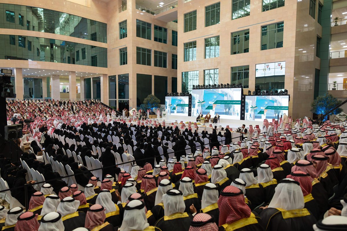 صاحب السمو الملكي الأمير محمد بن عبد الرحمن بن عبد العزيز، نائب أمير منطقة الرياض يرعى حفل #تخريج_الدفعة16بجامعة_شقراء

#جامعة_شقراء
#صُنَّاع_المستقبل