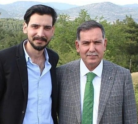 Oğlu makam aracıyla uyuşturucu satışı yaptığı için partisinden istifa eden Adana Milletvekili Ahmet Zenbilci, AKP'ye geri döndü.

(Halk TV)