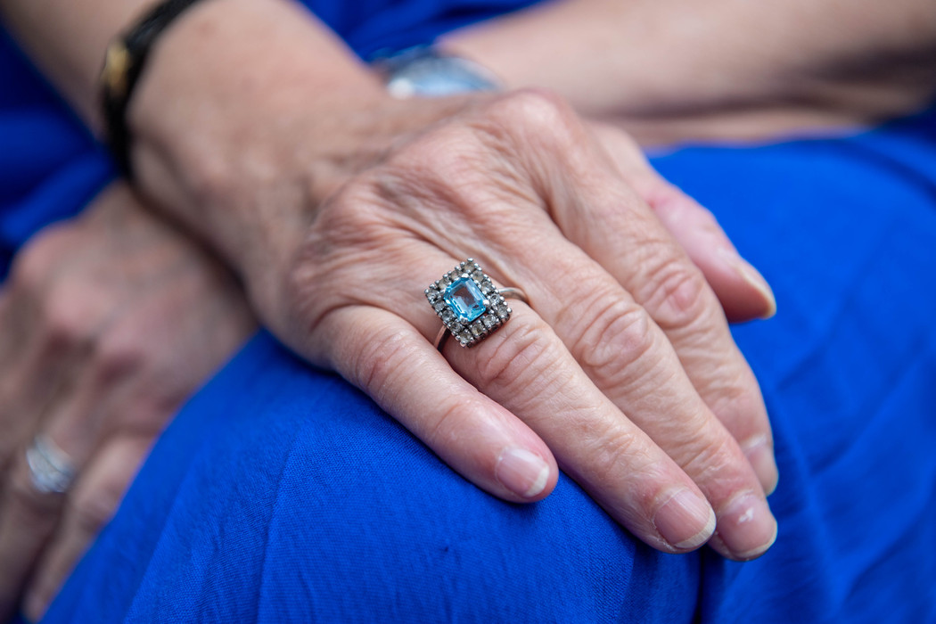 Elle retrouve sa bague, volée il y a 30 ans, par hasard, dans une brocante à #Limoges

lepopulaire.fr/limoges-87000/…