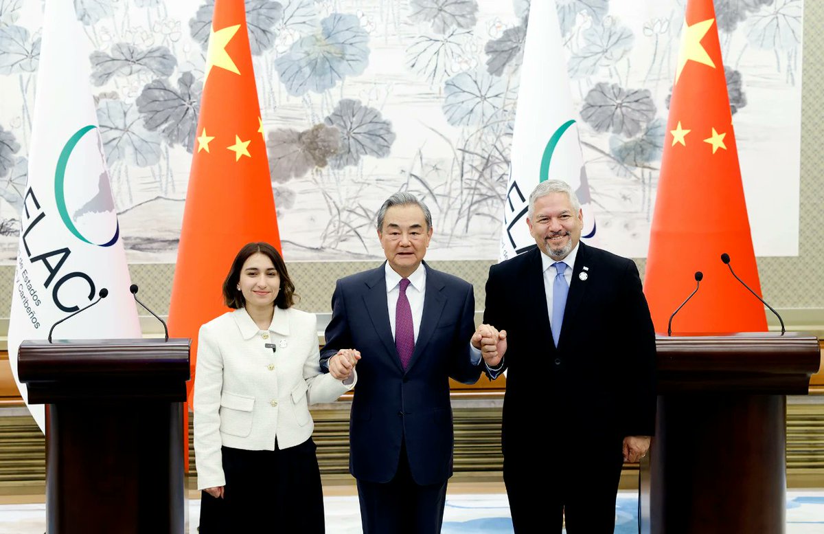 El 13 de mayo, Wang Yi, Ministro de Relaciones Exteriores y miembro del Buró Político del Comité Central del Partido Comunista de China, se reunió con periodistas junto con los Cancilleres de Colombia y Honduras, copresidentes de la Comunidad de Estados Latinoamericanos y