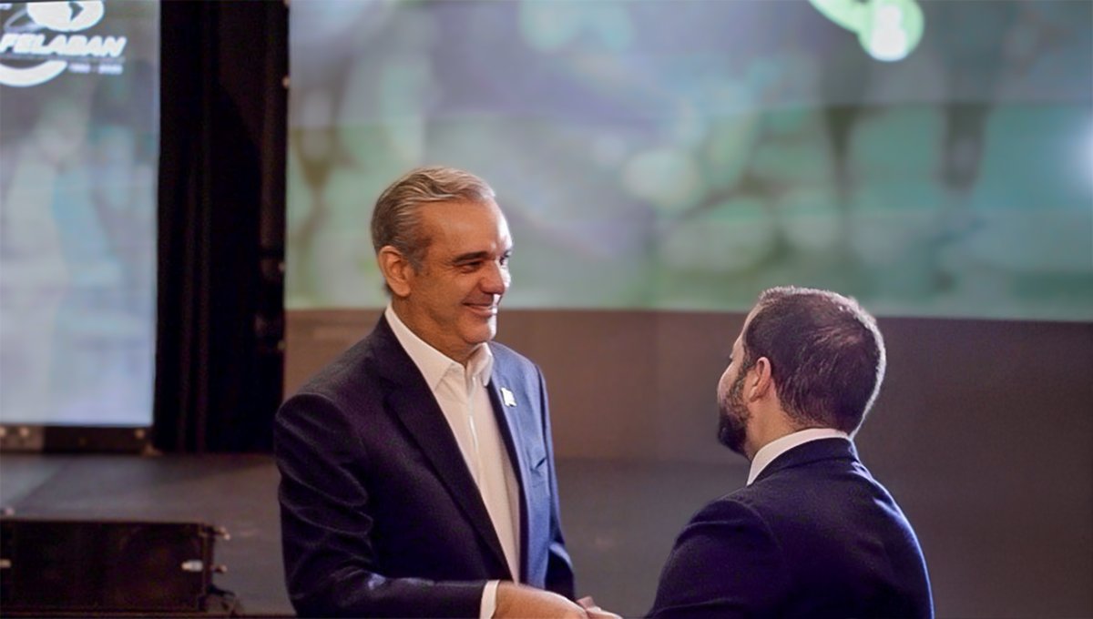 SIMVRDO's tweet photo. Hoy fuimos testigos de una jornada clave para la banca regional con la apertura del III Congreso Latinoamericano de Banca Sostenible e Inclusiva, organizado por @FelabanOnline  y @aba_rd .

El acto fue encabezado por el gobernador del @BancoCentralRD , Héctor Valdez Albizu, quien ofreció un discurso magistral sobre la importancia de la sostenibilidad y la inclusión financiera como ejes de la estabilidad macroeconómica.

Con la presencia del presidente Luis Abinader, nuestro superintendente @EBournigalRead  y altos funcionarios del sector financiero y representantes internacionales, el evento reafirma el compromiso de República Dominicana con una banca resiliente, ética y transformadora.

#FELABANABA #FELABAN #ABA #BancaSostenible #InclusiónFinanciera #BCRD #SIMV #RDAvanza
