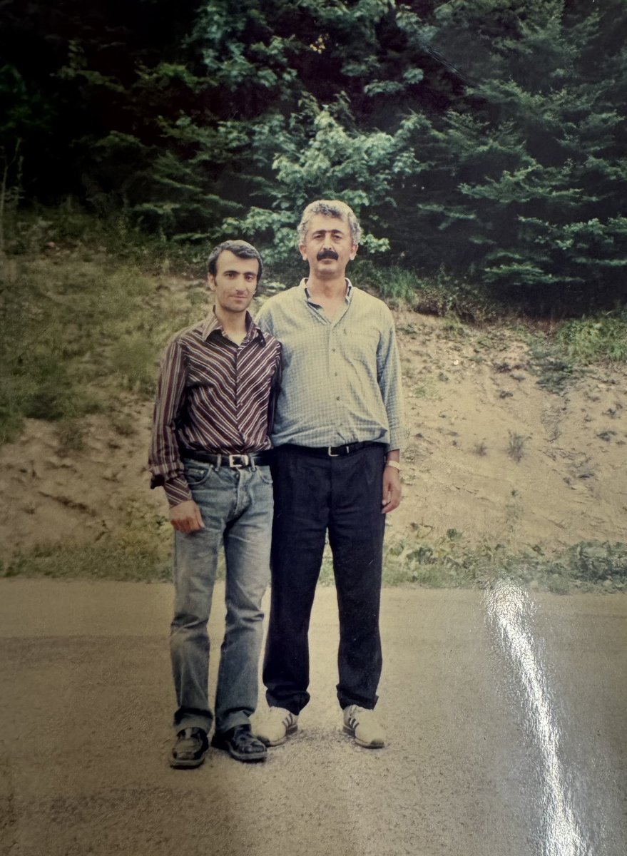 Nur içinde uyu şehidim..
Kürt halkının Öncü kadroları ve onurlu mücadelesini yürüten PKK başkanlık konseyi üyesi Rıza Altun ve Ali Haydar Kaytan yoldaşların mücadelesi önünde saygıyla eğiliyorum.
Şehit Namırın ..!