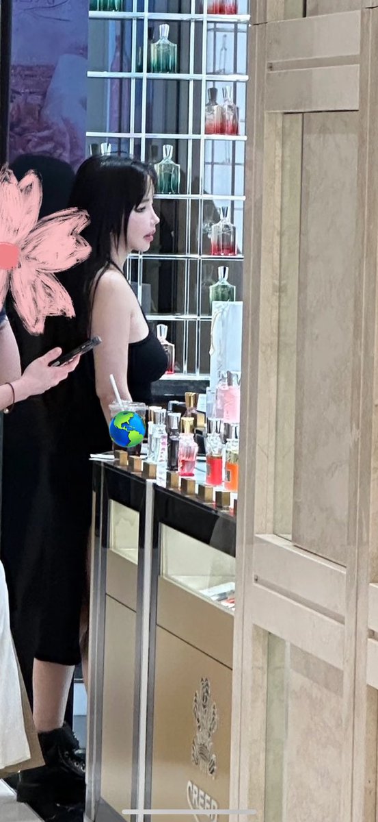 BomKyungsoo's tweet photo. So Bom’s perfume is from creed? Nak tau dia pakai mana https://t.co/UY1dxshUg4