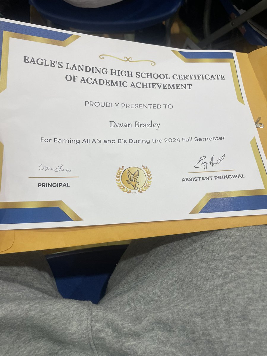 12devanbrazley's tweet photo. Got two A&amp;B honor roll from both semesters 📚✍️📝✝️
#studentathlete 
#fullyinvested
#blessed https://t.co/9rNAG0brco