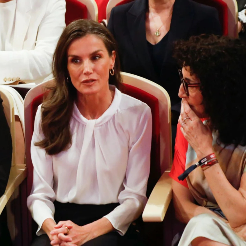 CruzRojaEsp's tweet photo. En compañía de la Reina Letizia, hemos hecho entrega de las Medallas de Oro con motivo del Día Mundial de la Cruz Roja y la Media Luna Roja.

Vía: @abc_es
