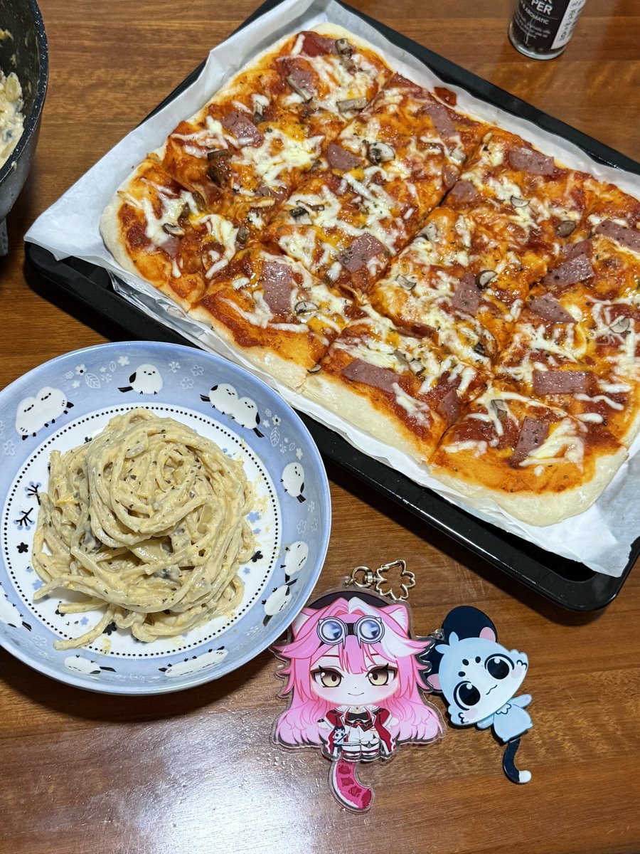 satomimirin's tweet photo. @raorapanthera I usually bake pizza on my own and topped with my usuals

I hand kneaded the dough from scratch

I topped with mozzarella cheese, red cheddar, sliced the pepperoni salami and minced cremini mushrooms 💖 https://t.co/uhA70wZBlD
