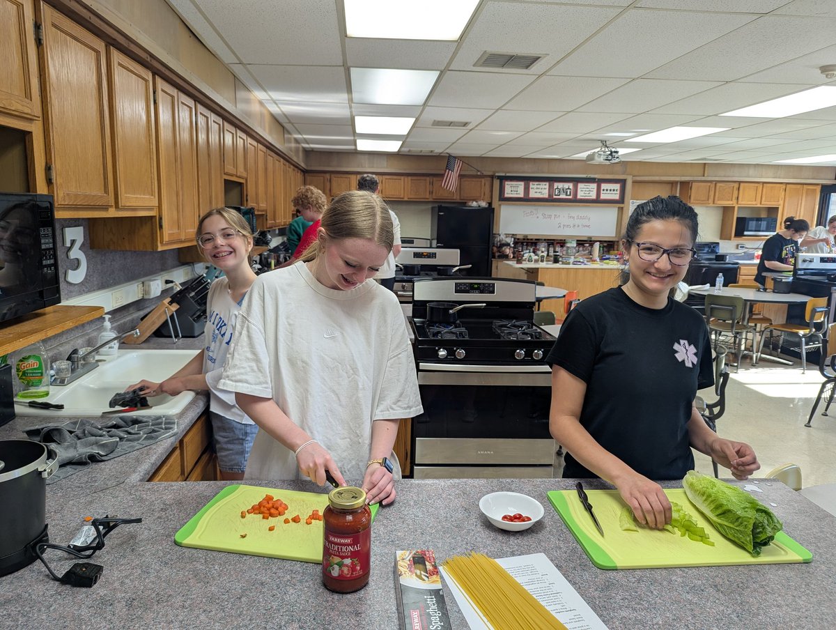 Learning to make a spaghetti 🍝 dinner in FACS class.