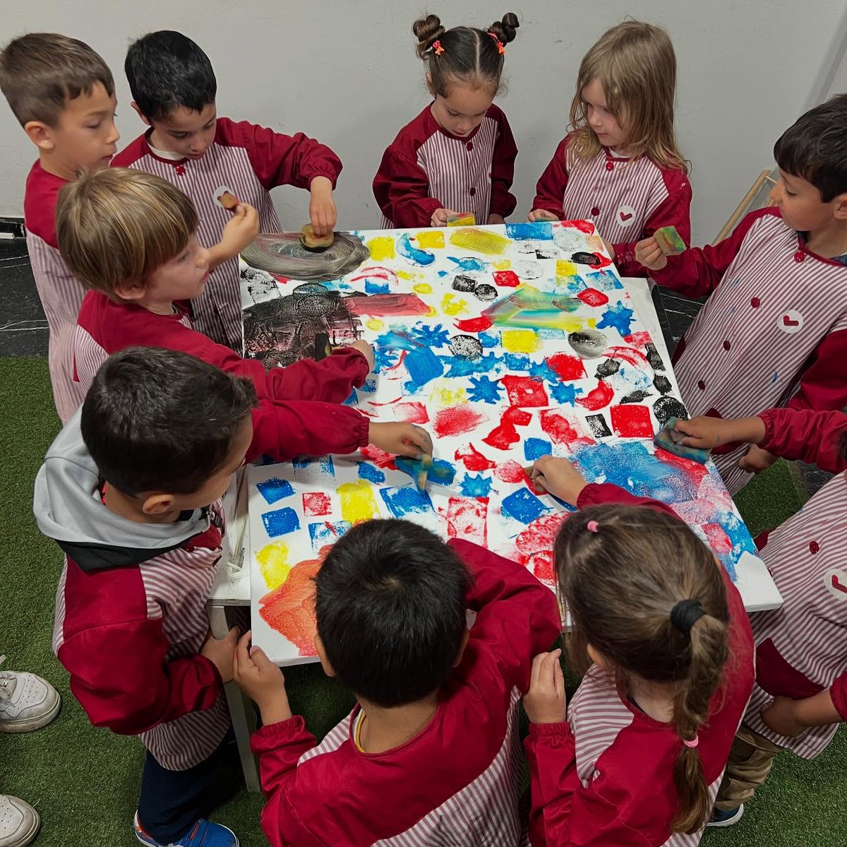 ImmaVedruna's tweet photo. #I4 - Visita el taller @EscolaNovart  🎨
L’alumnat d’ I4 comença el projecte de Joan Miró i visiten el taller de l’Olga on elaboren dues creacions. Un quadre col•lectiu i una escultura de manera individual.🧑‍🎨
#curs2425 #cuidarnospercanviarelmón https://t.co/a90ppxySs0