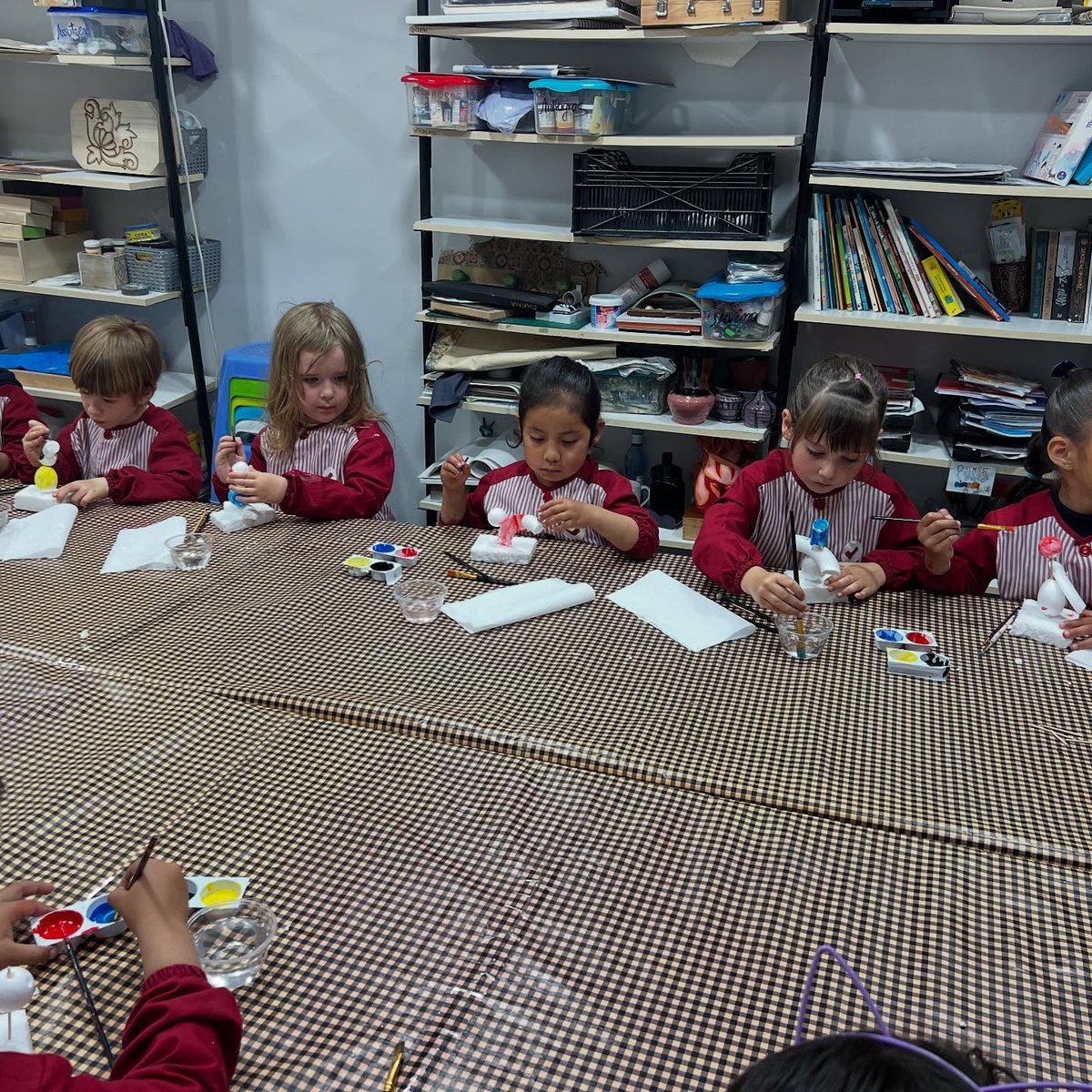 ImmaVedruna's tweet photo. #I4 - Visita el taller @EscolaNovart  🎨
L’alumnat d’ I4 comença el projecte de Joan Miró i visiten el taller de l’Olga on elaboren dues creacions. Un quadre col•lectiu i una escultura de manera individual.🧑‍🎨
#curs2425 #cuidarnospercanviarelmón https://t.co/a90ppxySs0