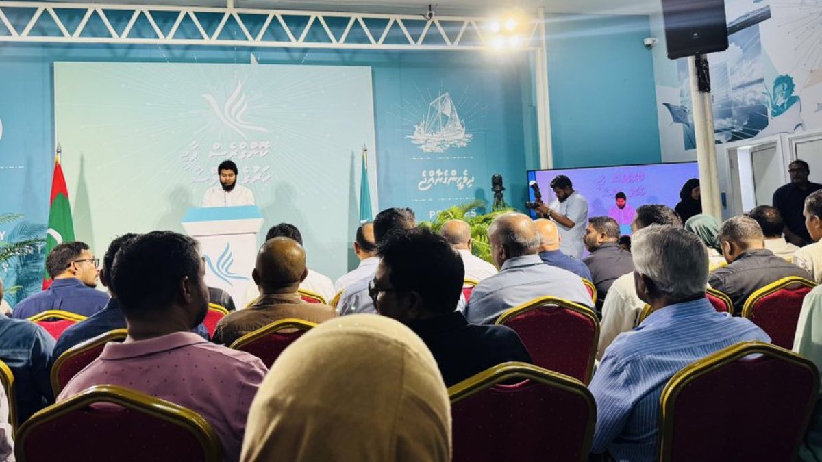Azhartu's tweet photo. #HappsNow
PNC Jagaha Jalsaa feshigen kuriyah.
#DhiveheengeRaajje https://t.co/UWwrB0wdID