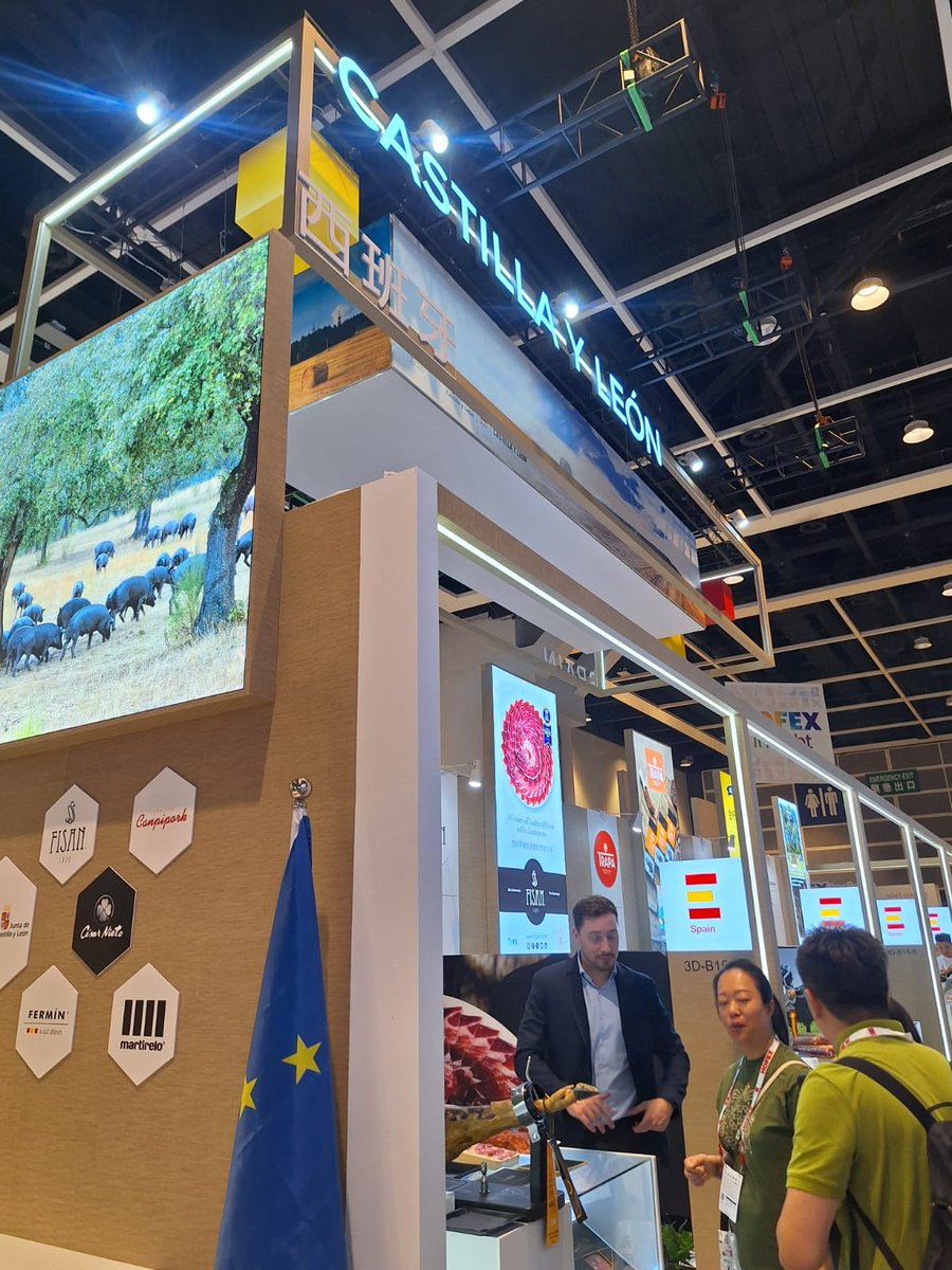 Competitividad Empresarial JCyL (@empresasjcyl) on Twitter photo 🌟#CastillayLeón aterriza en #HOFEX, Hong Kong con 10 empresas dispuestas a conquistar Asia a golpe de sabor
📅14 al 16 de mayo
<a href="/MartireloSoria/">Martirelo</a>, Embutidos Fermín, <a href="/anavieja/">Aperitivos Añavieja</a>, Canpipork, <a href="/TEuropraline/">Trapa Europraline</a>, Cesar Nieto, <a href="/Ibericosguillen/">Ibericos Guillen</a>, <a href="/ibericosfisan/">FISAN</a>, <a href="/jamonesaljomar/">jamones aljomar</a>
<a href="/RevisanIbericos/">Revisan Ibéricos</a> 🌟#CastillayLeón aterriza en #HOFEX, Hong Kong con 10 empresas dispuestas a conquistar Asia a golpe de sabor
📅14 al 16 de mayo
<a href="/MartireloSoria/">Martirelo</a>, Embutidos Fermín, <a href="/anavieja/">Aperitivos Añavieja</a>, Canpipork, <a href="/TEuropraline/">Trapa Europraline</a>, Cesar Nieto, <a href="/Ibericosguillen/">Ibericos Guillen</a>, <a href="/ibericosfisan/">FISAN</a>, <a href="/jamonesaljomar/">jamones aljomar</a>
<a href="/RevisanIbericos/">Revisan Ibéricos</a>