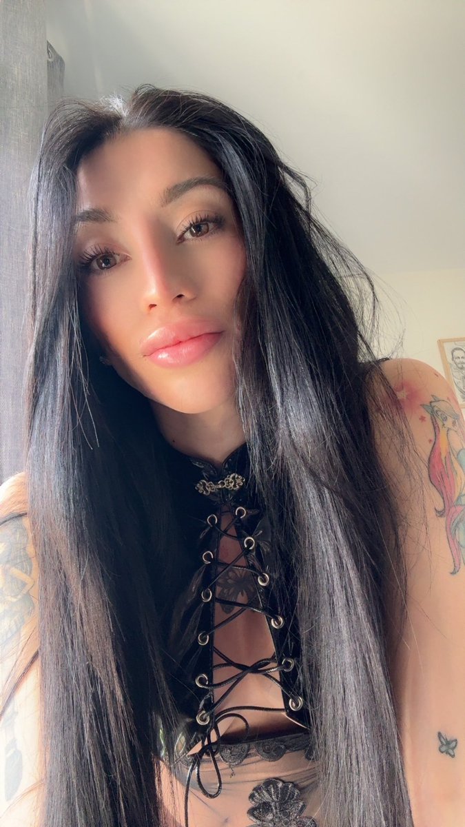 Trans Goddess Evelynne tweet media