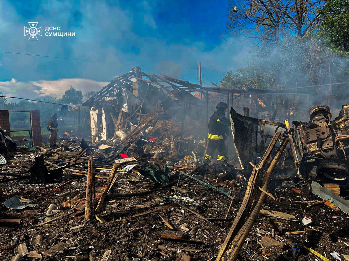 DanaSLJL's tweet image. The russian butchers attacked a residential area in Bilopillia(Sumy)this afternoon, injuring 2 civilians😡!Residential buildings,vehicles and stores were partially destroyed.A fire broke out in one of the buildings!Motherfckin monsters 😡! @IntlCrimCourt #RussialsATerroristState