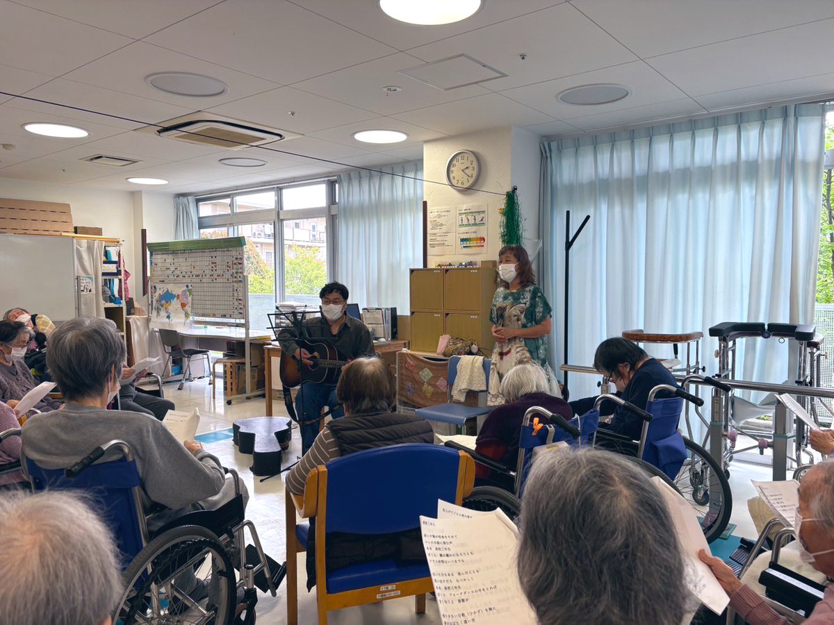 LINO_voice's tweet photo. ケアホーム横浜様にて演奏。
利用者様が指揮者のようにリズムを刻まれていたので、それに合わせて歌いました♪
お話も歌も盛り上がりあっという間に時間が過ぎてしまいます。
みなさん歌詞を見ながら歌ってましたが、たまちゃんコーラス効果か、いつもより気持ちよく歌われたかもしれません♪
#中山 https://t.co/PDn2OaC9hJ