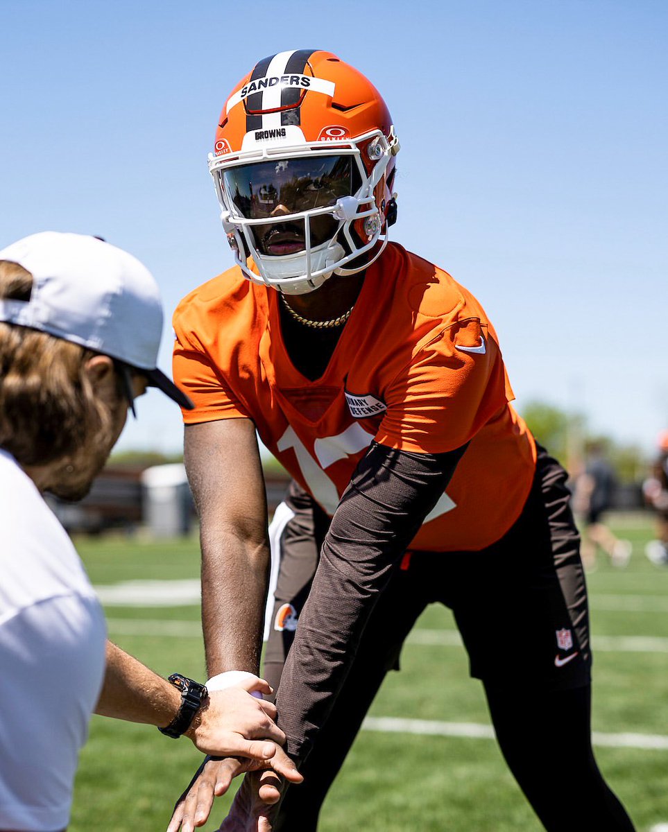 blitzfits's tweet image. Can’t lie, Shedeur’s baggy one-sleeve look goes hard.💧
📸: @clevelandbrowns