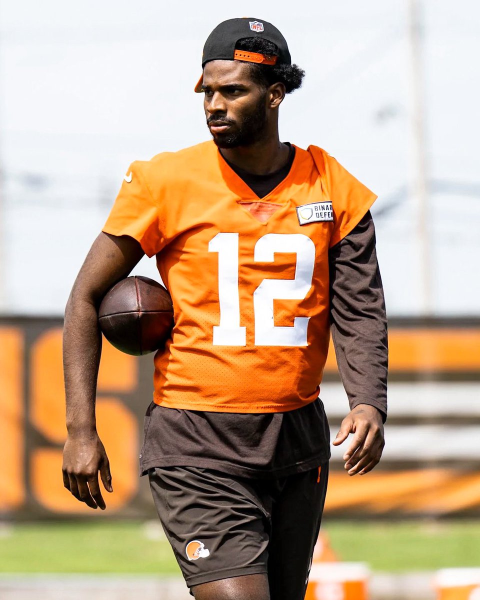 blitzfits's tweet image. Can’t lie, Shedeur’s baggy one-sleeve look goes hard.💧
📸: @clevelandbrowns