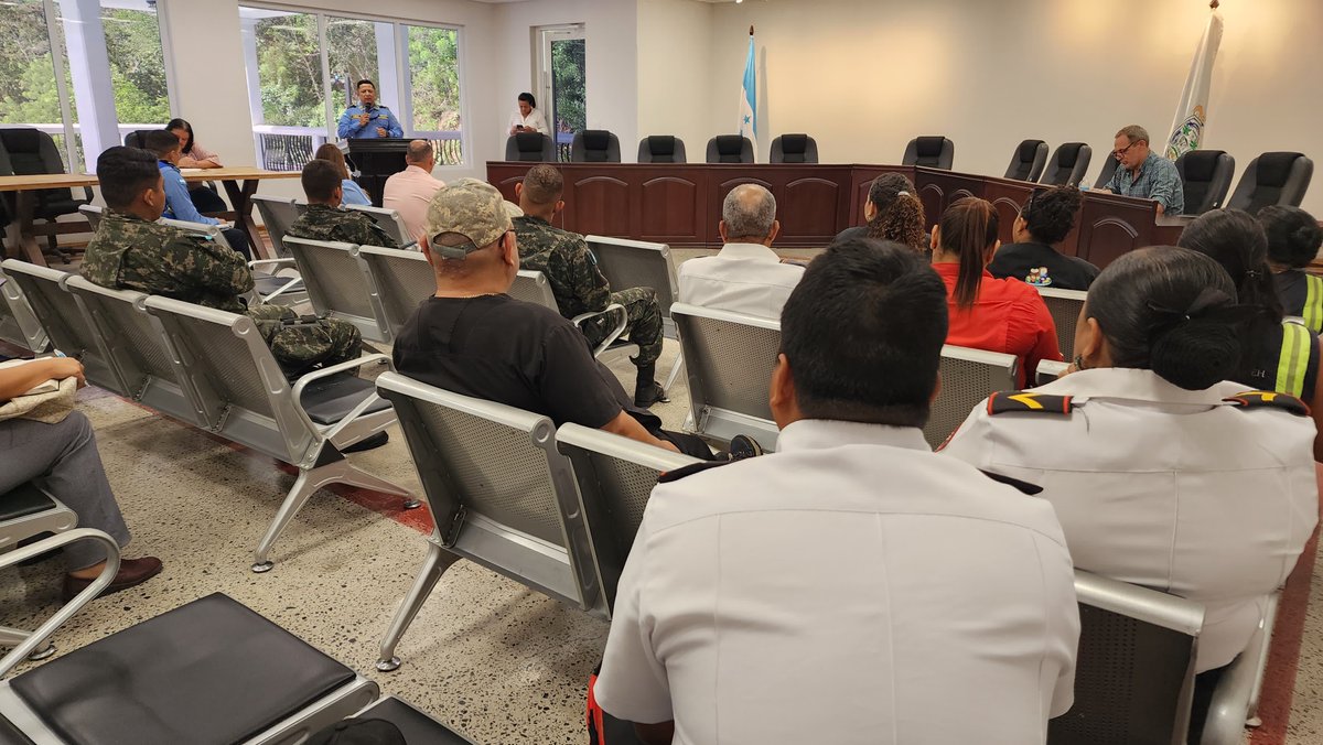 La Alcaldía de Roatán lidera equipo interinstitucional para reforzar la seguridad vial y el orden en zonas turísticas. ¡Unidos por una isla más segura! 🛑👮‍♂️🤝
#RoatánAvanza
