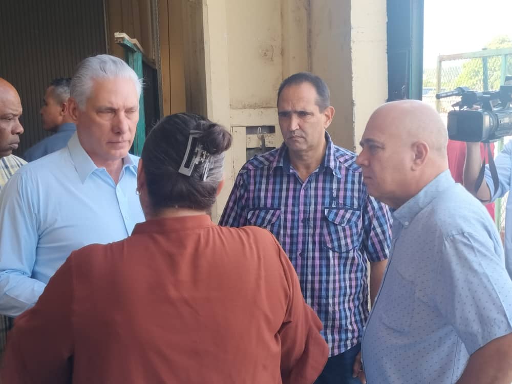 DrRobertoMOjeda's tweet photo. Hoy recorrimos la empresa de envases para el tabaco ubicada en Guanabacoa. Al intercambiar con su colectivo conocimos, no solo de las estrategias y rutinas productivas, sino de todo lo que hacen en beneficio de sus trabajadores. #UnidosXCuba podemos vencer cualquier obstáculo. https://t.co/D5XdHm6Zji
