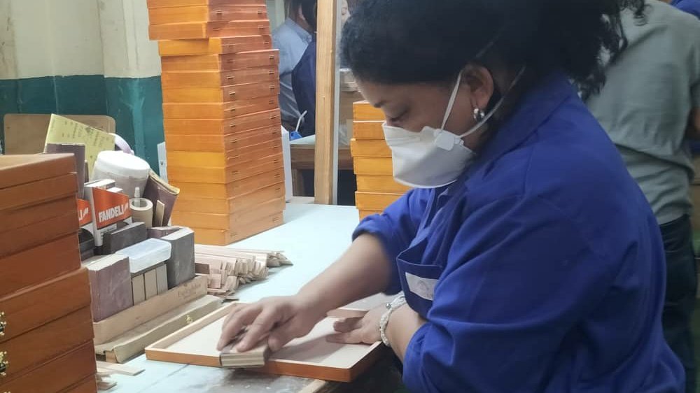 DrRobertoMOjeda's tweet photo. Hoy recorrimos la empresa de envases para el tabaco ubicada en Guanabacoa. Al intercambiar con su colectivo conocimos, no solo de las estrategias y rutinas productivas, sino de todo lo que hacen en beneficio de sus trabajadores. #UnidosXCuba podemos vencer cualquier obstáculo. https://t.co/D5XdHm6Zji