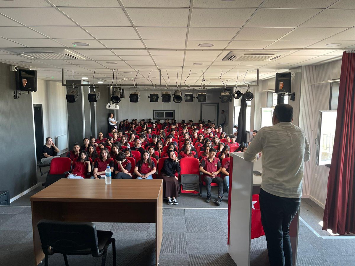 Okulumuz kariyer günleri kapsamında, 06.05.2025 tarihinde Eczacı Edip AKKUŞ bizimleydi. Meslek hayatının güzelliklerini ve zorluklarını paylaşıp öğrencilerimizden gelen soruları cevapladı. Bu program için kendilerine teşekkür ederiz. 

#kariyergünleri