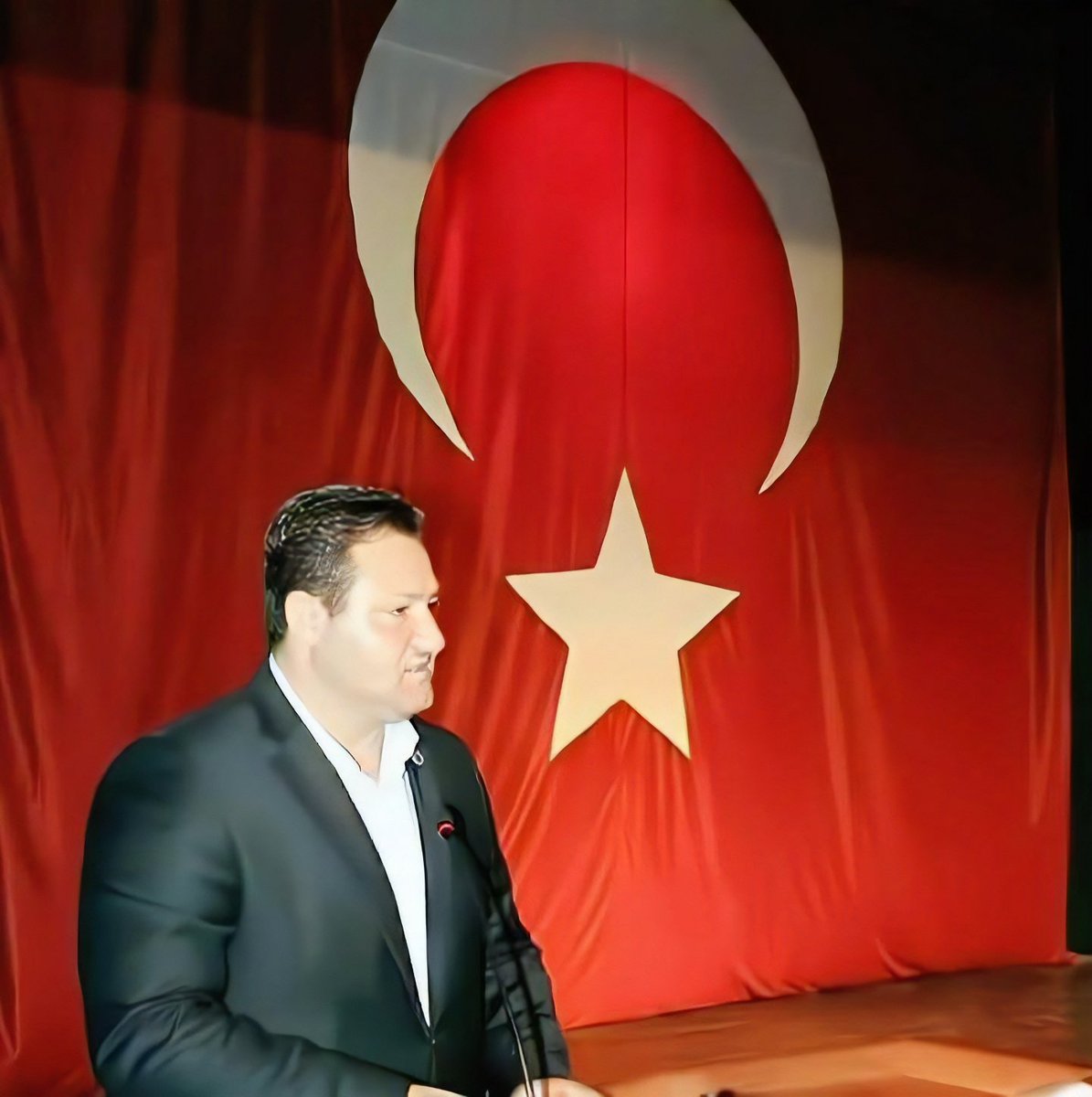 TurkiyeGK's tweet photo. Anadolu Konfed'den Gündeme Dair Basın Açıklaması

Son dönemde bazı çevreler tarafından dile getirilen "Güvenlik koruculuğu sistemi feshedilmeli, #GüvenlikKorucuları emekli edilmeli" yönündeki açıklamaları üzüntüyle ve dikkatle takip ediyoruz. Bu talihsiz söylemler, ülkemizin güvenlik yapısını ve yıllardır teröre karşı verilen mücadelenin gerçek kahramanlarını hedef almaktadır.

Dem Partili Eş Genel Başkanı Tuncer Bakırhan Haddini Aşarak Muş’ta çiftçilerle yaptığı toplantıda #GüvenlikKorucuları üzerinden yaptığı konuşma büyük bir talihsizliktir. Hadsizlik etmiştir. “Terörsüz Türkiye “ hedefi üzerinde bu tür söylemler sürece zarar vermektedir. 

Güvenlik koruculuğu sistemi, sadece bir güvenlik tedbiri değil; aynı zamanda devletimizin sınır bölgelerindeki hâkimiyetini güçlendiren, millet-devlet bütünleşmesini sağlayan çok yönlü bir yapıdır. Bugün terör örgütlerinin hedefinde olan, en çok şehit veren güvenlik unsurlarından biri güvenlik korucularıdır. Bu insanlar, yaşadıkları toprakları terk etmeyerek, namlunun ucunda devletinin yanında yer almış, terör örgütlerine geçit vermemiştir.
Güvenlik korucularımız Terörle mücadele de 1850 şehit  vermiş.3000 Gazimiz bulunmaktadır. Terörle mücadelede önemli bir güce sahiptir. 

 Güvenlik korucularımız, dağları, vadileri, sınırları bilen yerli unsurlar olarak, hem istihbarat hem de operasyonel destek bakımından emniyet ve jandarma birimlerimize en güçlü katkıyı sunmaktadır. Güvenlik koruculuğu sistemi, bölge halkının devlete olan bağlılığını da temsil etmektedir. Bu sistemin kaldırılması yönündeki çağrılar, yalnızca köy korucularını değil, bölge halkını da devletten uzaklaştırmayı hedefleyen bilinçli bir operasyondur.

Devletin bekası, milletin huzuru ve sınır güvenliği söz konusu olduğunda, Güvenlik korucularının yeri tartışılamaz. Emeklilik hakları gelen korucularımıza elbette gereken tüm sosyal ve ekonomik haklar sağlanmalıdır. Ancak sistemin tümden kaldırılması yönündeki çağrılar, terör örgütlerinin yıllardır ulaşamadığı bir hedefin içten gerçekleştirilme arzusundan başka bir anlam taşımaz.

Koruculuk sistemi bu ülkenin fedakâr, inançlı ve vatansever evlatlarının omuzlarında dimdik ayaktadır ve öyle kalacaktır. Şehitlerimizin hatırasına, gazilerimizin onuruna ve bu milletin bekasına saygı duyan herkesin, Güvenlik koruculuk sistemine sahip çıkması tarihi ve insani bir sorumluluktur.

Orhan Kandemir 
Anadolu Güvenlik Korucuları ve Şehit Aileleri Konfedersayonu Genel Başkanı