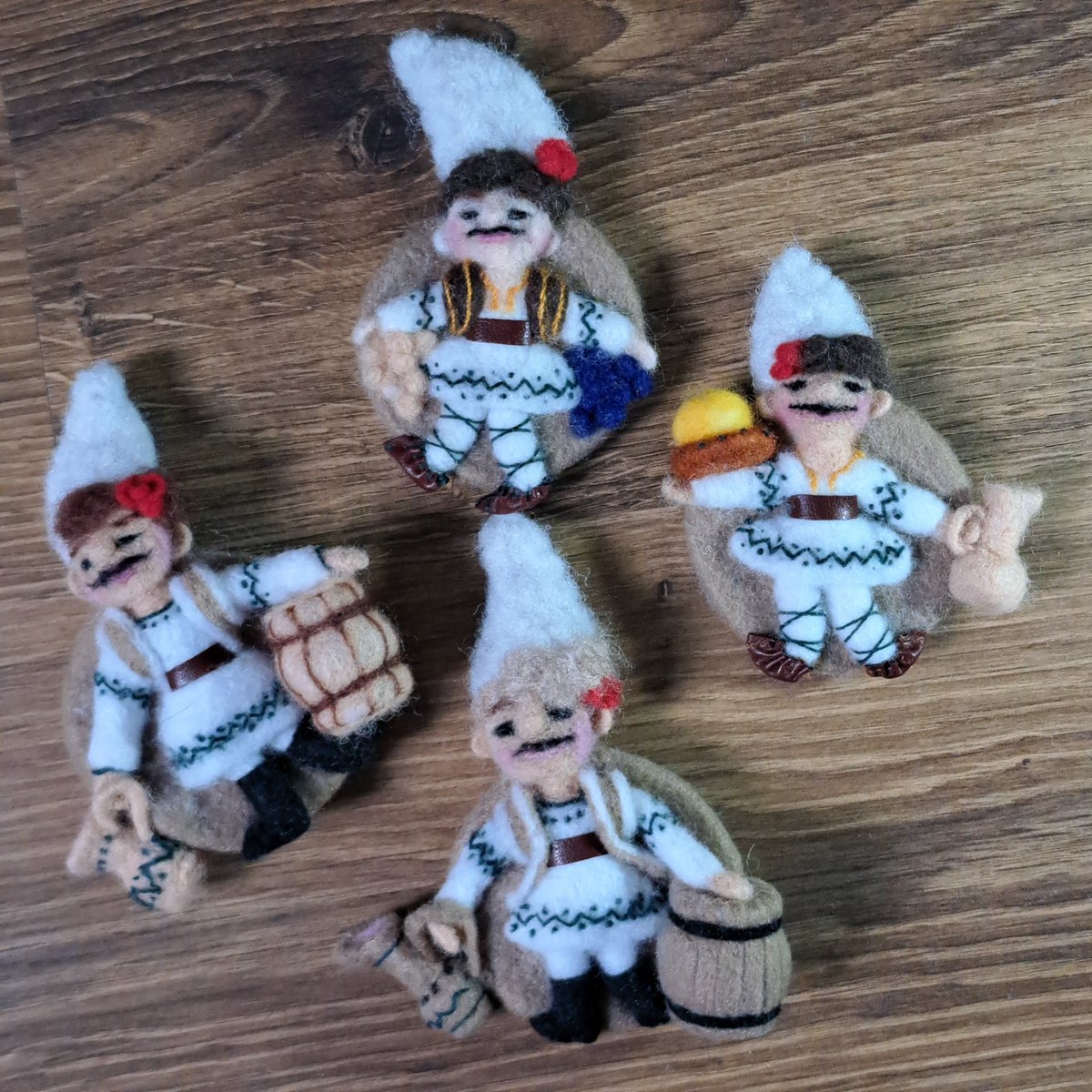 Delanistru's tweet photo. Deocamdată împâslesc numai flăcăi, fetele sunt cam capricioase. 
#suvenire #România #Chișinău #Moldova #tradiții #handmade #moldova  #handmade #doll #needlefelting #needlefelteddoll https://t.co/I1rG315sal