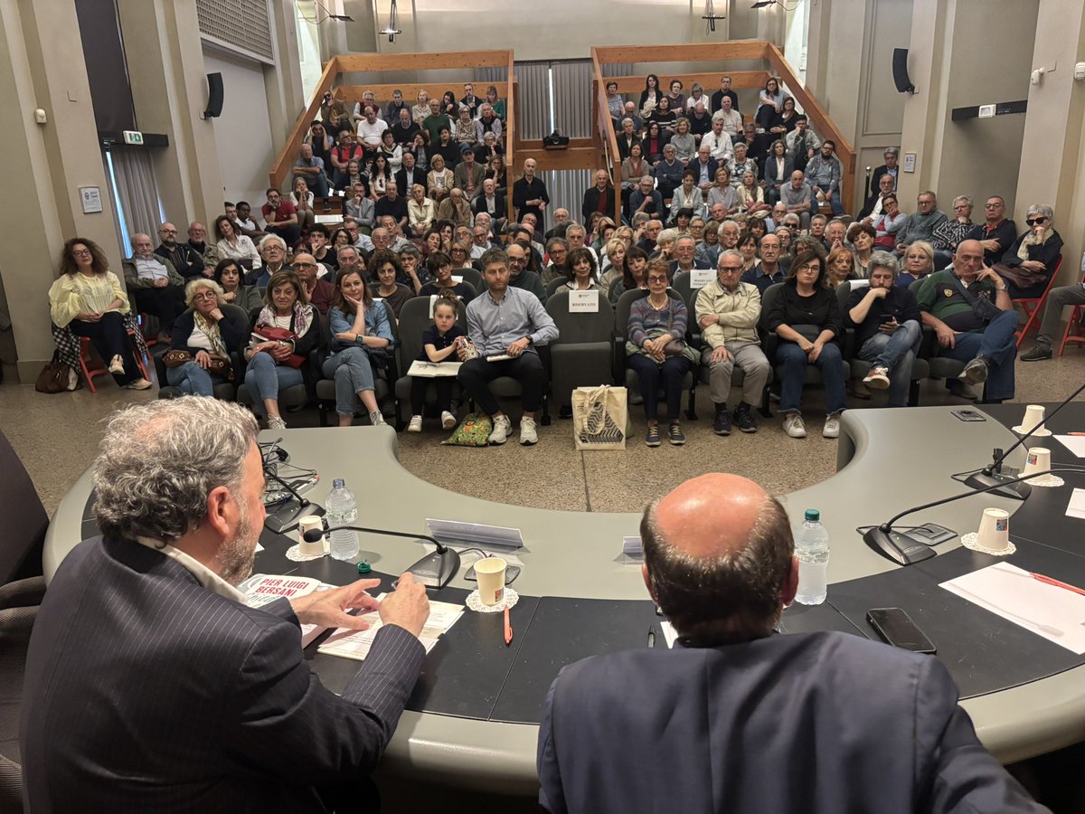 pbersani's tweet photo. Piacenza, presentazione di Chiedimi chi erano i Beatles. Mi sono convinto, dopo tanti anni che mi veniva chiesto, a scrivere un libro perché quando non hai incarichi e responsabilità sei libero. Per questo forse mi cercano un po’ di giovani. 1/ https://t.co/61M6zpzKjV
