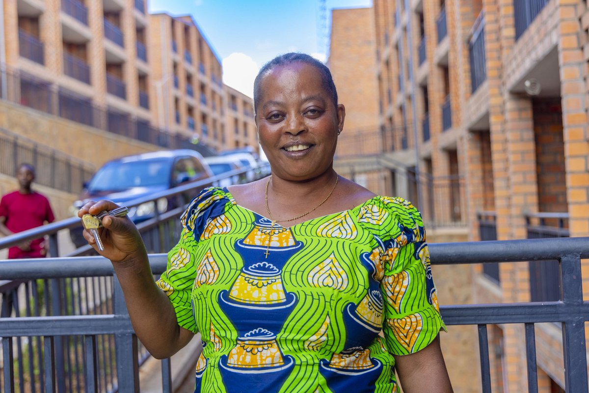 CityofKigali's tweet photo. Kuri uyu wa Gatatu, amazu yubatswe mu Murenge wa Gitega-Nyarugenge yatangiye guturwamo. Iki gikorwa cyahereye ku miryango 172 yari ifite ubutaka ahubatswe mu mushinga wo kuvugurura no kunoza imiturire. 

Iyi miryango yatanze ubutaka bwo kubakaho inzu zo guturamo, isoko, n’agakiriro, hiyongereyeho imiryango 34 y'ahubatswe umuhanda muri Gitega. Buri muryango wahawe inzu hakurikijwe igenagaciro ryari ryarakorewe imitungo bari bahafite. 

Muri uyu mudugudu wa Mpazi haherutse kubakwa inzu 688 zije zisanga izindi 105 zari zaramaze kuhubakwa. 

Uyu mushinga wo kuvugurura imiturire uzakomereza aha kuri Mpazi muri Nyarugenge, no mu turere twa Gasabo na Kicukiro.  

#KigaliYacu