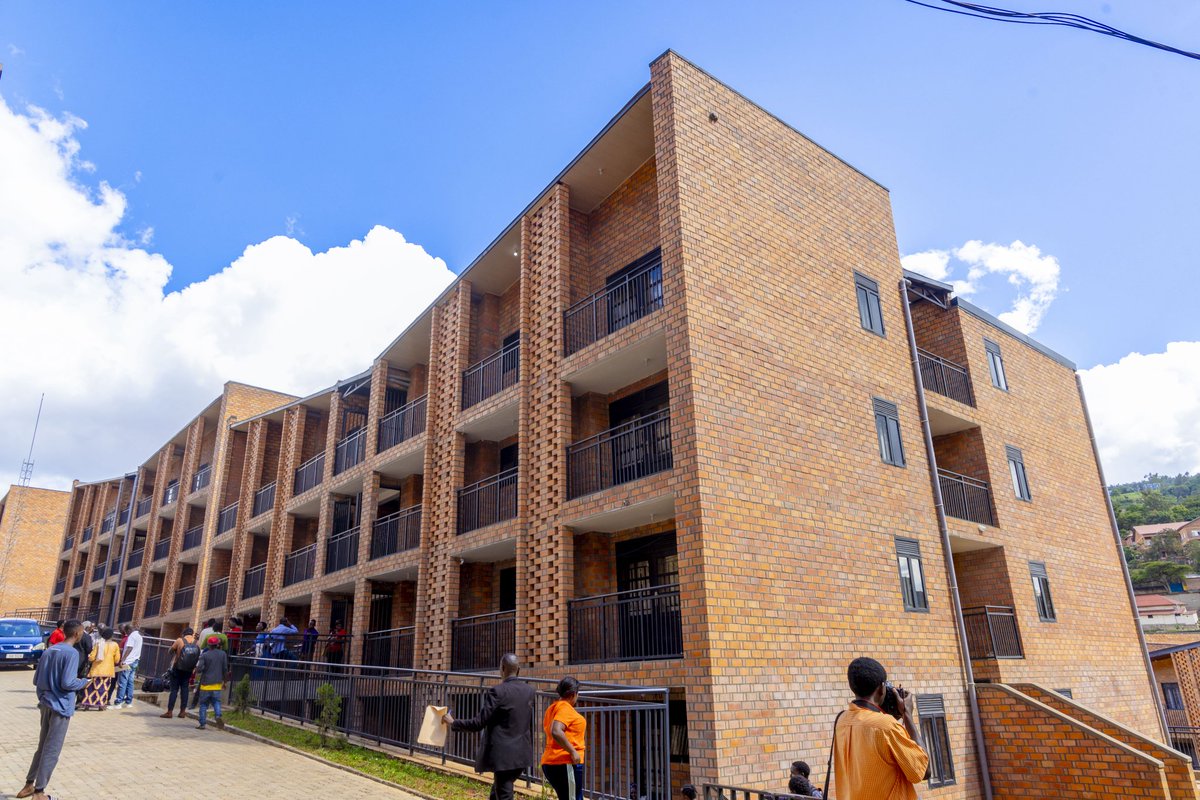 CityofKigali's tweet photo. Kuri uyu wa Gatatu, amazu yubatswe mu Murenge wa Gitega-Nyarugenge yatangiye guturwamo. Iki gikorwa cyahereye ku miryango 172 yari ifite ubutaka ahubatswe mu mushinga wo kuvugurura no kunoza imiturire. 

Iyi miryango yatanze ubutaka bwo kubakaho inzu zo guturamo, isoko, n’agakiriro, hiyongereyeho imiryango 34 y'ahubatswe umuhanda muri Gitega. Buri muryango wahawe inzu hakurikijwe igenagaciro ryari ryarakorewe imitungo bari bahafite. 

Muri uyu mudugudu wa Mpazi haherutse kubakwa inzu 688 zije zisanga izindi 105 zari zaramaze kuhubakwa. 

Uyu mushinga wo kuvugurura imiturire uzakomereza aha kuri Mpazi muri Nyarugenge, no mu turere twa Gasabo na Kicukiro.  

#KigaliYacu