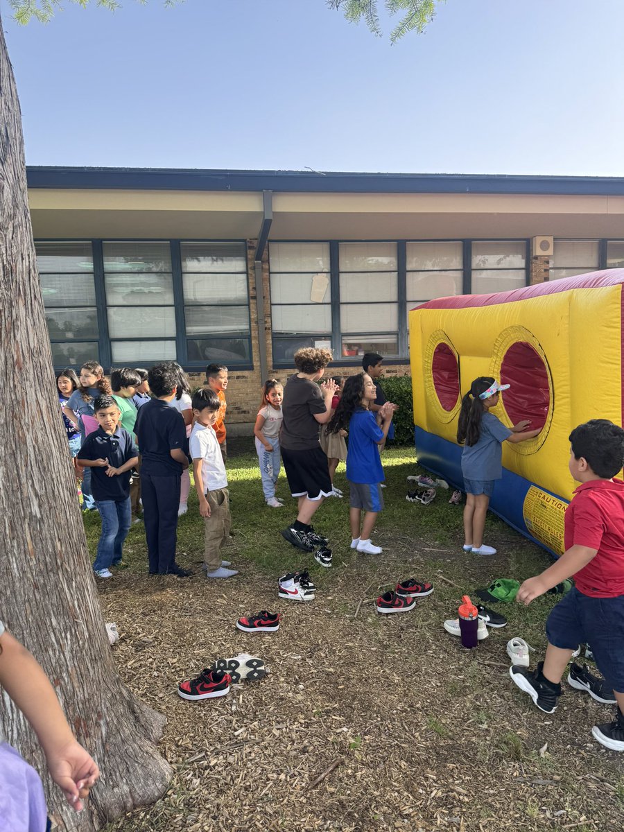 Crush your goal celebration was a hit today at Bradfield!! Way to go students &amp; staff. <a href="/MsReyesLopez/">Maggie</a>