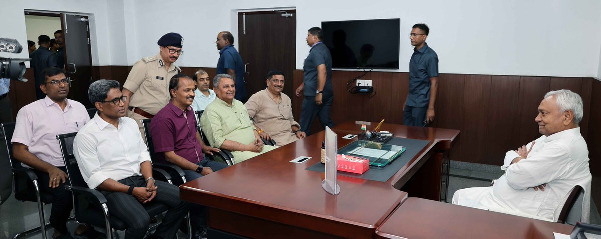 officecmbihar's tweet photo. आज माननीय मुख्यमंत्री श्री नीतीश कुमार जी ने पटेल भवन स्थित गृह विभाग एवं आपदा प्रबंधन विभाग का निरीक्षण किया और अधिकारियों को आवश्यक दिशा-निर्देश दिए। उन्होंने कहा कि कानून-व्यवस्था को सुदृढ़ बनाए रखने के लिए पुलिस को पूरी मुस्तैदी से कार्य करना चाहिए। https://t.co/oP5jgNlG6Z