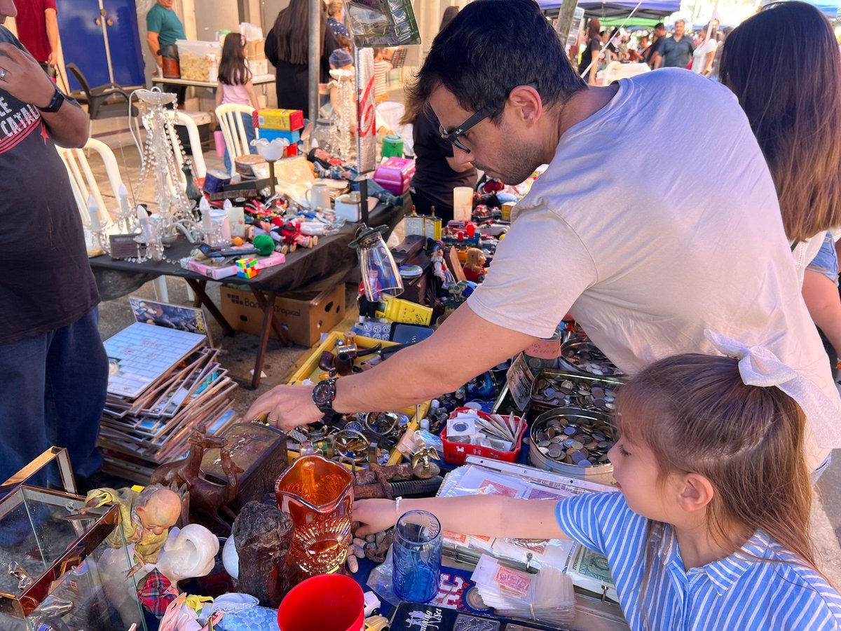 AsuncionMuni's tweet photo. ¡Postales de la Feria Palma Vy’a! 🤩🇵🇾
El clima perfecto acompaña a una jornada llena de sabor, artesanía y tradición. Acercate con tu familia, recorré los stands y disfrutá lo mejor de nuestra cultura, hasta la medianoche. #214PY https://t.co/RqDI9OlO6K