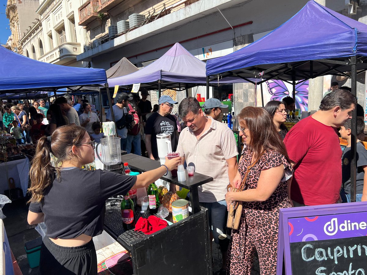 AsuncionMuni's tweet photo. ¡Postales de la Feria Palma Vy’a! 🤩🇵🇾
El clima perfecto acompaña a una jornada llena de sabor, artesanía y tradición. Acercate con tu familia, recorré los stands y disfrutá lo mejor de nuestra cultura, hasta la medianoche. #214PY https://t.co/RqDI9OlO6K