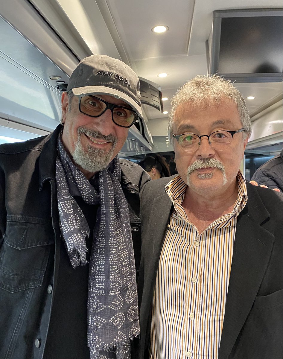 Türk Televizyon tarihinin doksanlı yıllarda  laf lafı açıyor programı ile ilk Talk Showcusu  Cem Özer ile Ankara İstanbul Treninde karşılaştım. Eski Türkiye güzeldi……
#cemözer